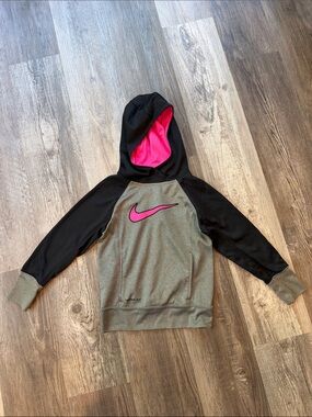 Nike Therma-Fit Sweatshirt Size Small 6/7
